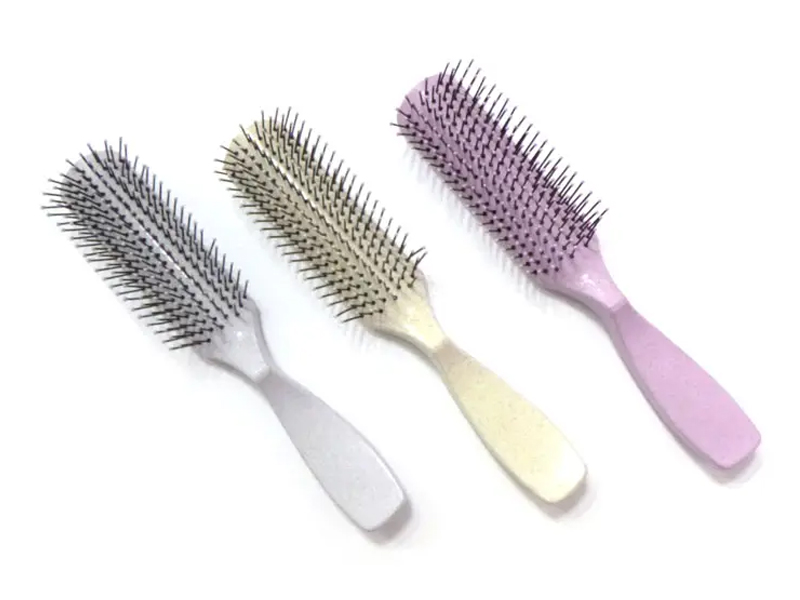 Plastový barevný rozčesávací kartáč na vlasy
